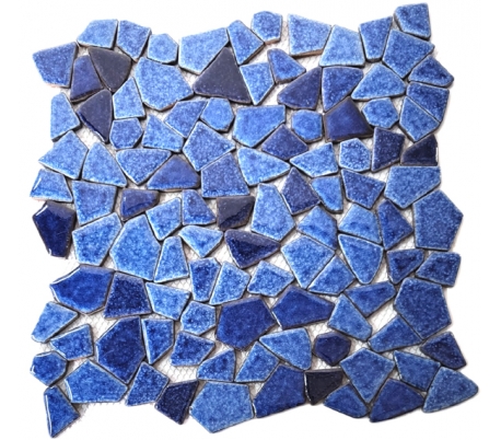 משטח שברי קרמיקה מעוטר בגוונים כחולים