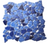 משטח שברי קרמיקה מעוטר בגוונים כחולים