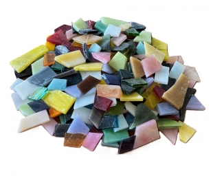 שברי זכוכית בצורות שבורות שונות 